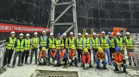 ”江门中微子项目首榀不锈钢桁架柱吊装成功“